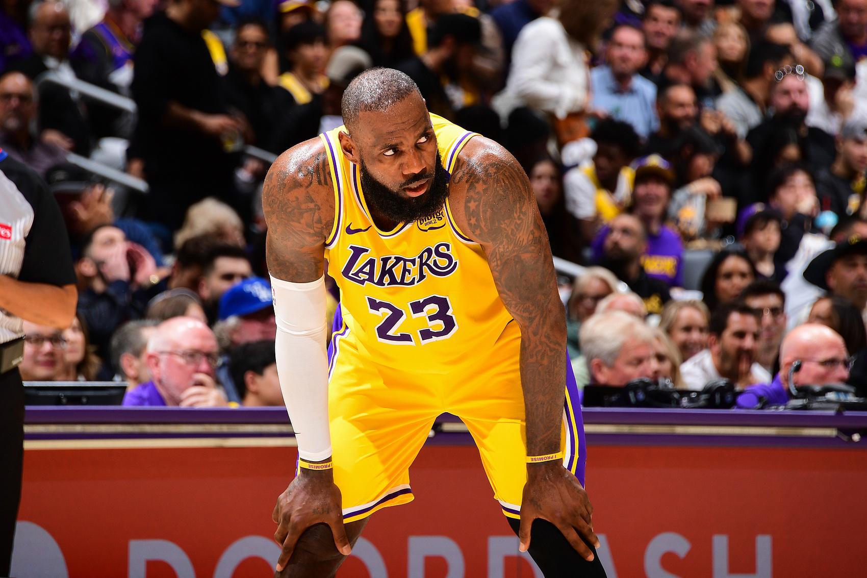 湖记：詹姆斯有可能跳出球员选项 和湖人再签1+1合同