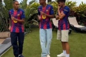 开云-尬住了亚马尔和拉菲尼亚拍宣传片后秀舞，佩德里笑着走开