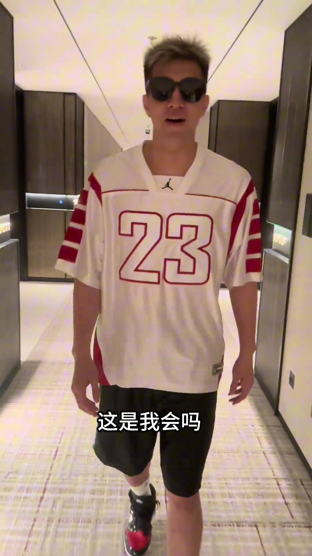 开云APP-手球进球了！郭艾伦晒视频踢足球：丢人了！