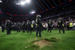 开云体育官网-德天空：巴黎球迷挖走大片草皮致安联球场受损，欧足联将重金罚款