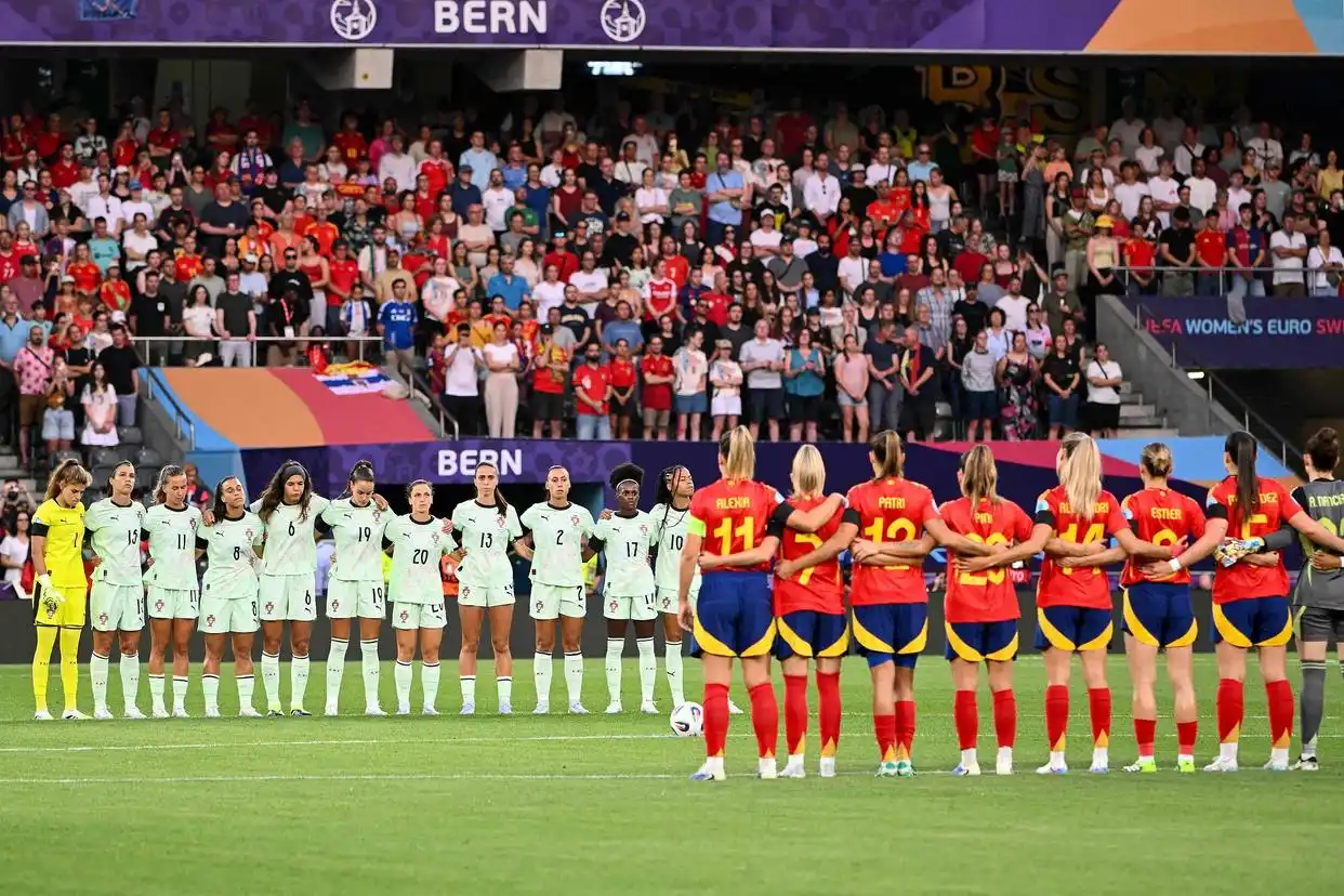 开云体育下载-❤️女足欧洲杯葡萄牙vs西班牙赛前集体为若塔默哀，球迷高举横幅自发悼念