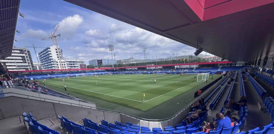 开云官网-世体：西甲派代表考察巴萨临时球场，确保与瓦伦比赛顺利进行