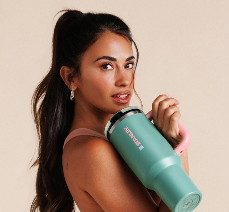 kaiyun-商业合作！斯坦利推出安东内拉联名保温杯，售价30美元到60美元