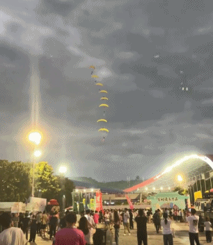 开云体育官网-“苏超”副班长同样排面拉满，镇江队主场动力滑翔伞表演助阵