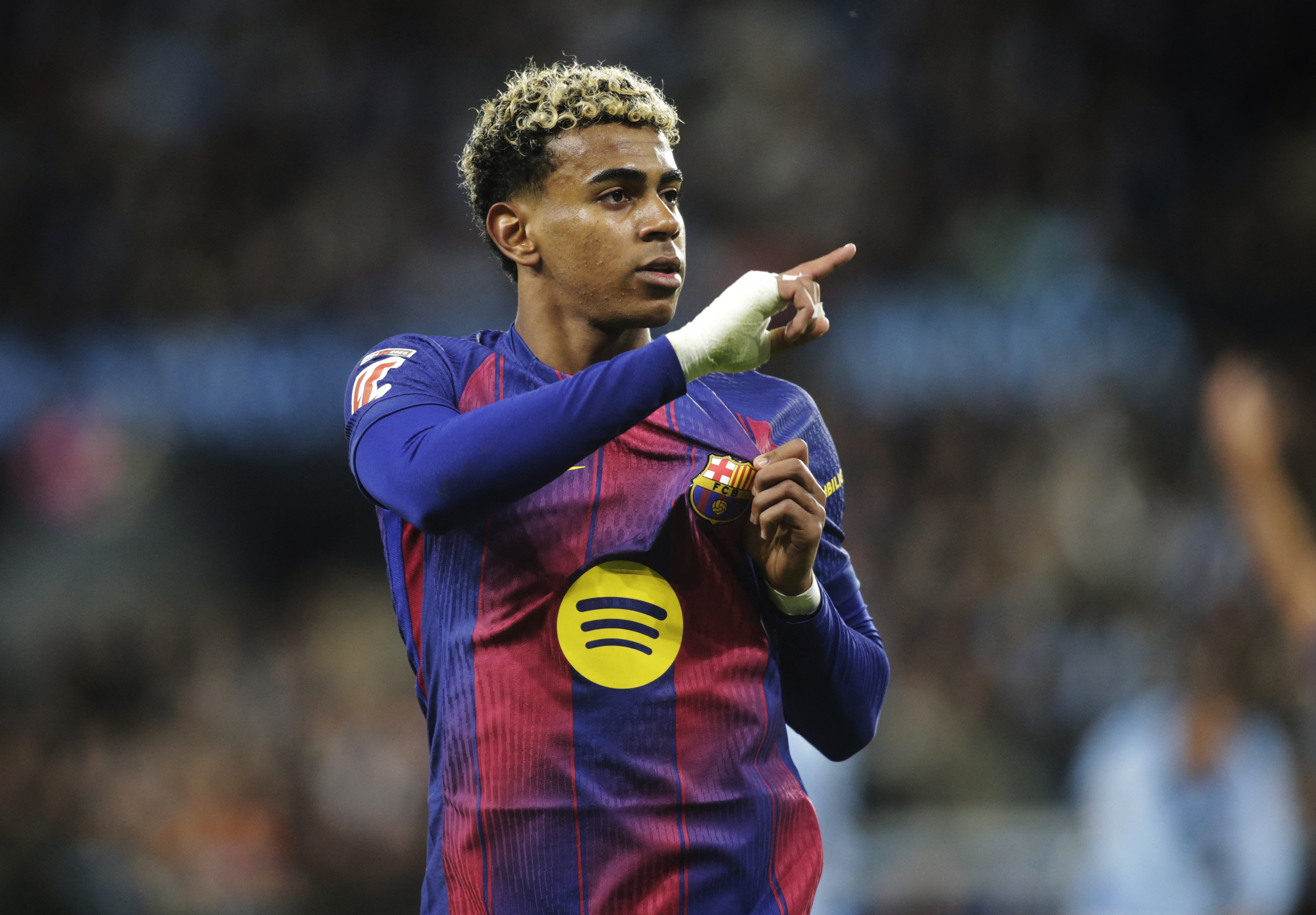 开云体育下载-4场2球+4连胜！官方：亚马尔荣膺西甲12月最佳球员